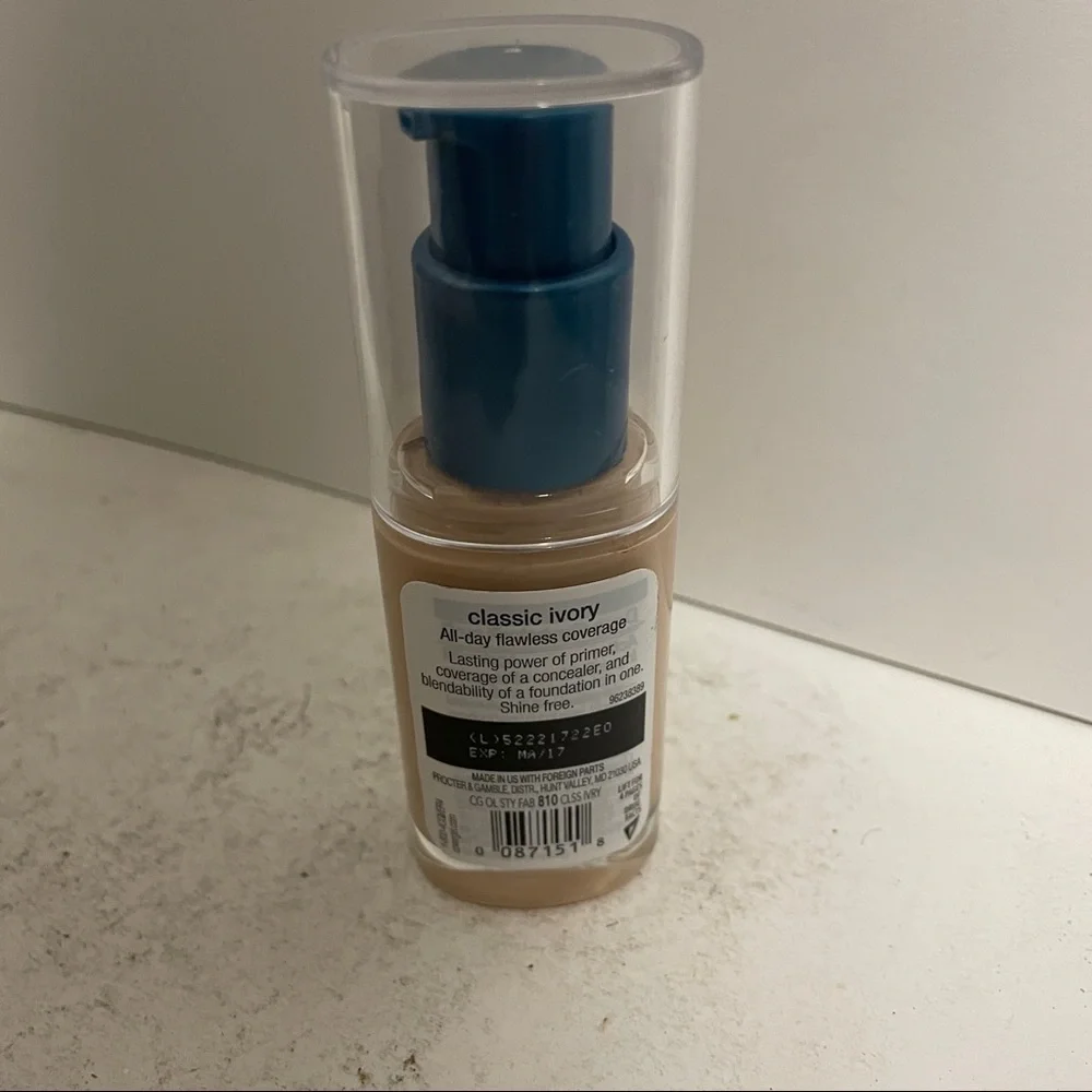 Covergirl Outlast Foundation Sunscreen 3 in 1 SPF 20 Classic Ivory 810 HTF